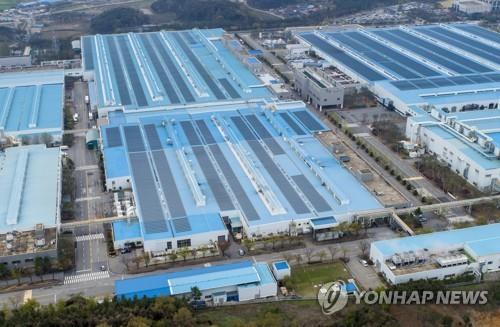 La foto, tomada el 13 de abril de 2021, muestra la fábrica de Hyundai Motor Co. en Asan, en la provincia de Chungcheong del Sur, que tuvo que suspender su producción temporalmente debido a una escasez de chips para automóviles.