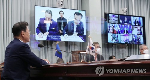 El presidente surcoreano, Moon Jae-in (izda.), participa en la cuarta cumbre entre Corea del Sur y el SICA, celebrada, de manera virtual, el 25 de junio de 2021, en la oficina presidencial surcoreana, Cheong Wa Dae, en Seúl. 