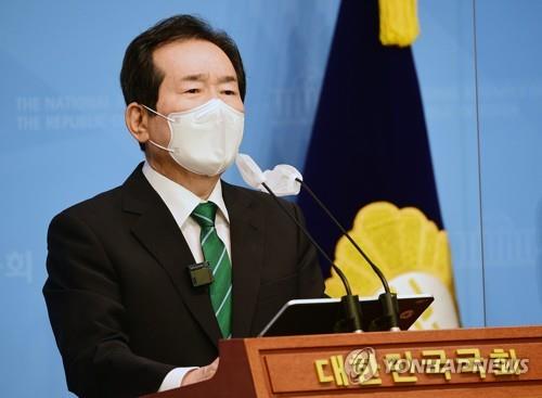 El ex primer ministro Chung Sye-kyun habla durante una conferencia de prensa, el 5 de julio de 2021, en la Asamblea Nacional, en Seúl.