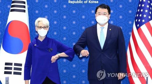 El primer viceministro de Asuntos Exteriores surcoreano, Choi Jong-kun, saluda a la subsecretaria de Estado estadounidense, Wendy Sherman, el 23 de julio de 2021, en la Cancillería surcoreana, en Seúl. (Foto cortesía de la Cancillería. Prohibida su reventa y archivo) 