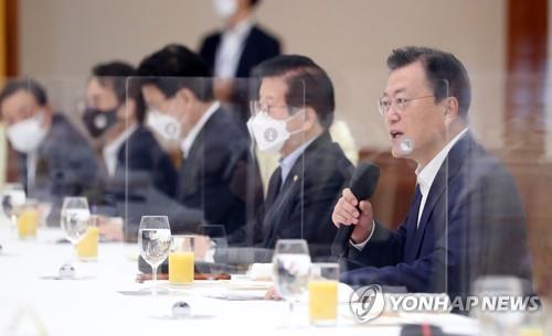 El presidente surcoreano, Moon Jae-in (dcha.), habla durante un almuerzo de trabajo con los líderes de la Asamblea Nacional celebrado, el 3 de septiembre de 2021, en la oficina presidencial, Cheong Wa Dae.