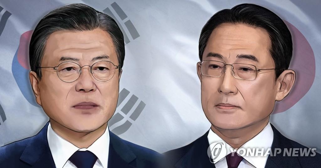 En la imagen se muestra al presidente surcoreano, Moon Jae-in (izda.), y su homólogo japonés, Fumio Kishida.