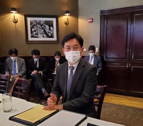 El jefe negociador nuclear de Corea del Sur, Noh Kyu-duk, habla en una conferencia de prensa, el 19 de octubre de 2021 (hora local), tras sus reuniones bilateral y trilateral con sus homólogos de EE. UU. y Japón, en Washington.