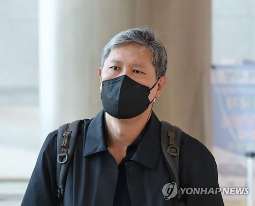 Roh Jae-heon, el hijo del expresidente Roh Tae-woo, llega, el 27 de octubre de 2021, al Aeropuerto Internacional de Incheon, al oeste de Seúl, para dirigirse al funeral de su padre, en Seúl. 