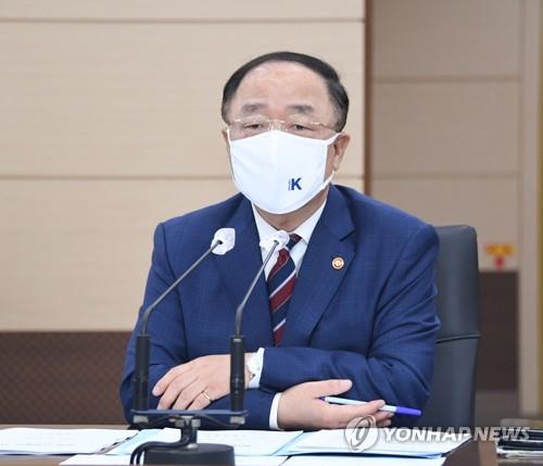 En la imagen, proporcionada por el Ministerio de Economía y Finanzas de Corea del Sur, se muestra a su ministro, Hong Nam-ki, durante una reunión en su oficina, el 26 de octubre de 2021, en Seúl. (Prohibida su reventa y archivo)