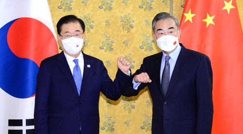 Los cancilleres de Seúl y Pekín discuten la declaración del fin de la guerra y cuestiones culturales