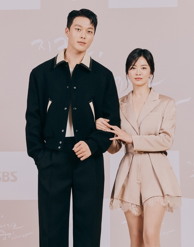 En esta foto, proporcionada por SBS, muestra a la actriz Song Hye-kyo y al actor Jang Ki-yong posando para la cámara durante una conferencia de prensa en línea para su próxima serie de televisión de la emisora: "Now, We Are Breaking Up" (Ahora, estamos rompiendo). (Prohibida su reventa y archivo)