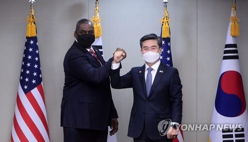 En la imagen, tomada el 17 de marzo de 2021, se muestra al ministro de Defensa surcoreano, Suh Wook (dcha.), posando junto a su homólogo estadounidense, Lloyd Austin, antes de sus diálogos en el Ministerio de Defensa en Seúl. (Foto del cuerpo de prensa. Prohibida su reventa y archivo)