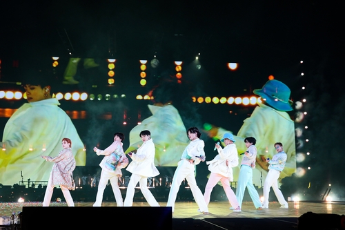 BTS se reúne con sus fanes en la 2ª ronda de sus conciertos en EE. UU. | AGENCIA DE NOTICIAS YONHAP BTS se reúne con sus fanes en la 2ª ronda de sus conciertos en EE. UU. | AGENCIA DE NOTICIAS YONHAP
