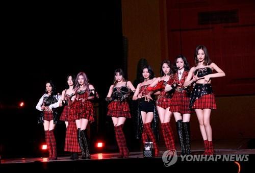 La foto, proporcionada por JYP Entertainment, muestra al grupo femenino de K-pop TWICE, durante su concierto "III", celebrado, el 26 de diciembre de 2021, en el domo KSPO del Estadio Olímpico de Seúl, en la capital surcoreana. (Prohibida su reventa y archivo)
