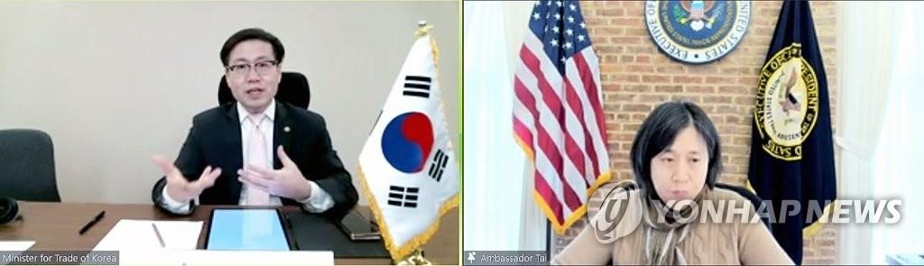 La foto, proporcionada por el Ministerio de Comercio, Industria y Energía surcoreano, muestra a su jefe negociador de comercio, Yeo Han-koo (izda.), sosteniendo una reunión en línea, el 18 de enero de 2022 (hora local), en un hotel de Riad, con Katherine Tai, representante comercial de Estados Unidos. (Prohibida su reventa y archivo) 
