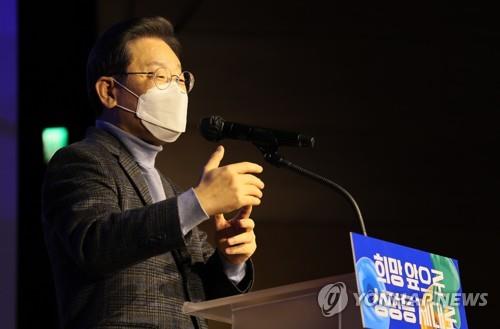 La foto de archivo muesta al candidato presidencial del partido gobernante, Lee Jae-myung.