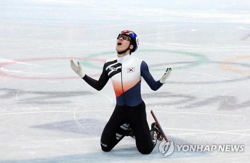 El embajador chino felicita al patinador surcoreano por la medalla de oro