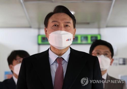 La foto de archivo, sin fechar, muestra a Yoon Suk-yeol, el candidato de la principal oposición, el Partido del Poder del Pueblo (PPP).