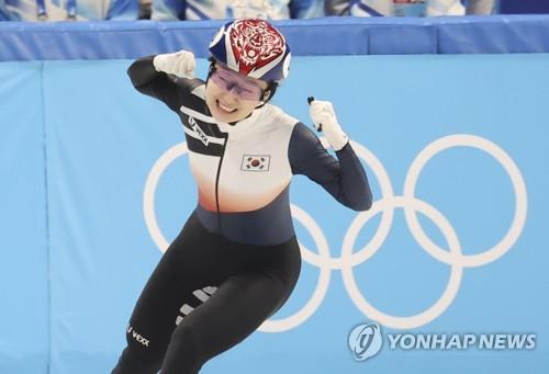 Moon felicita a Choi Min-jeong por ganar la medalla de oro en patinaje de velocidad sobre pista corta