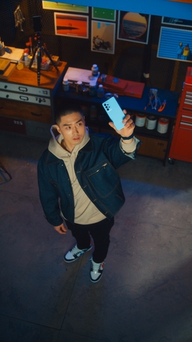 Esta foto, proporcionada por Samsung Electronics Co. el 17 de marzo de 2022, muestra a un hombre sosteniendo el Galaxy A53. (Prohibida su reventa y archivo)