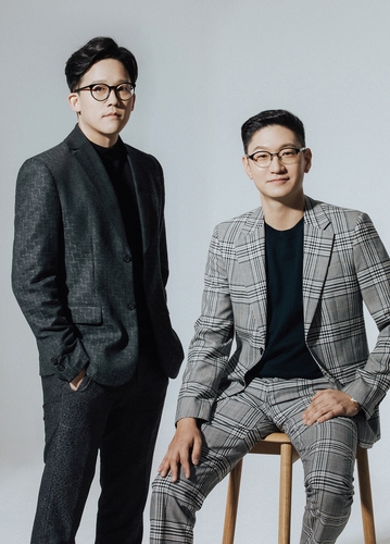 La foto, proporcionada por SM Entertainment, muestra a sus codirectores ejecutivos, Lee Sung-soo (izda.) y Tak Young-jun. (Prohibida su reventa y archivo)