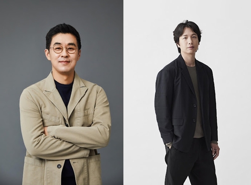La foto, proporcionada por Hybe, muestra a su director ejecutivo, Park Ji-won (izda.), y el director ejecutivo de Big Hit Music, Shin Young-jae. (Prohibida su reventa y archivo)