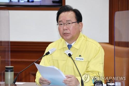 El primer ministro, Kim Boo-kyum, habla durante una reunión de la Sede Central de Contramedidas por Desastre y de Seguridad sobre el COVID-19, el 6 de mayo de 2022, en el complejo gubernamental de Seúl.