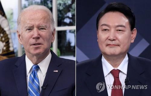 La imagen compilada muestra al presidente de Corea del Sur, Yoon Suk-yeol (dcha.), y el presidente de EE. UU., Joe Biden.