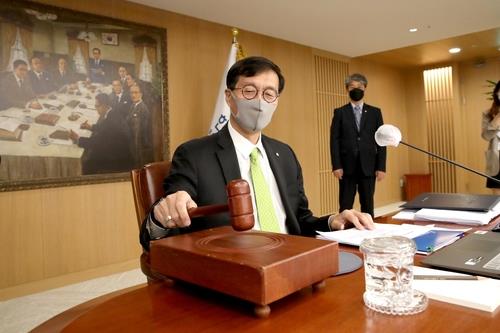 La foto, proporcionada por el BOK, muestra a su gobernador, Rhee Chang-yong, presidiendo una reunión para la fijación del tipo de interés, celebrada, el 26 de mayo de 2022, en en el BOK, en Seúl. (Prohibida su reventa y archivo)