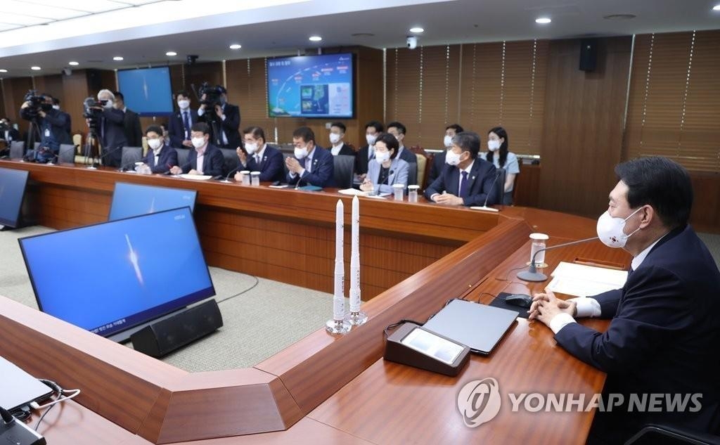 El presidente surcoreano, Yoon Suk-yeol (dcha.), observa el despegue del Vehículo-2 de Lanzamiento Espacial de Corea del Sur (KSLV-II), también llamado Nuri, el 21 de junio de 2022, en la oficina presidencial, en Seúl.
