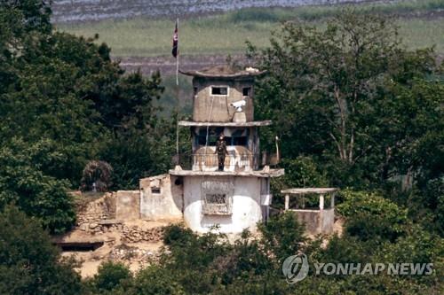 La foto, tomada el 3 de junio de 2022, muestra un puesto del Ejército norcoreano en la Zona Desmilitarizada (DMZ, según sus siglas en inglés), que separa a las dos Coreas.