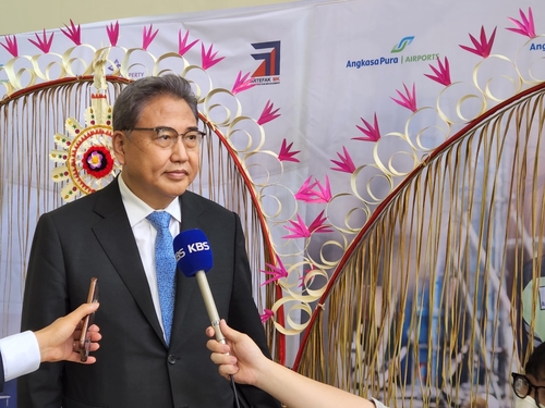 El ministro surcoreano de Asuntos Exteriores, Park Jin, responde a las preguntas de los reporteros, tras su llegada al Aeropuerto Internacional Ngurah Rai, el 7 de julio de 2022, en la isla de Bali, para participar en las reuniones de cancilleres del G-20 en Indonesia.