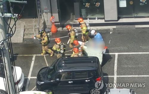 En la imagen, proporcionada por un lector, se muestra a los bomberos trasladando a una víctima de un incendio en un hospital de Icheon, el 5 de agosto de 2022, en el que se registró un saldo de 5 muertos. (Prohibida su reventa y archivo)