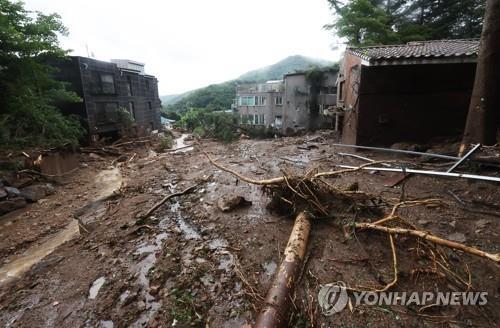 Un deslizamiento de tierra azota una aldea en Gwangju, al este de Seúl, el 9 de agosto de 2022, en medio de unas lluvias torrenciales en la capital y las áreas circundantes, la noche anterior. 