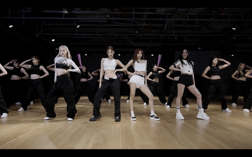 La imagen, proporcionada por YG Entertainment, muestra una escena del vídeo de la coreografía de "Born Pink" de BLACKPINK. (Prohibida su reventa y archivo)