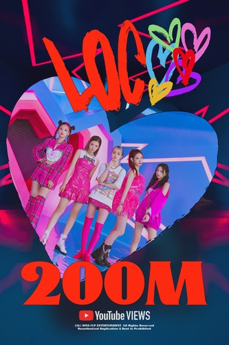 La imagen, proporcionada por JYP Entertainment, muestra un póster que conmemora los 200 millones de visualizaciones que alcanzó el vídeo musical "LOCO" del grupo femenino de K-pop ITZY en YouTube. (Prohibida su reventa y archivo)