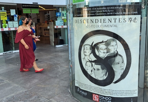 La foto, tomada el 10 de septiembre de 2022 (hora local), muestra un póster del documental "Descendientes", que trata sobre los descendientes de coreanos en México, frente al Centro Cultural Bella Época, en Ciudad de México.