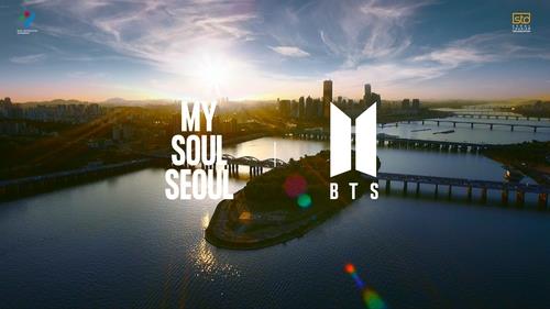 La foto, proporcionada por la Organización de Turismo de Seúl (STO, según sus siglas en inglés), muestra una escena del vídeo promocional de turismo en Seúl, en el que participó el grupo masculino de K-pop BTS, publicado, el 16 de septiembre de 2022, en YouTube. (Prohibida su reventa y archivo)