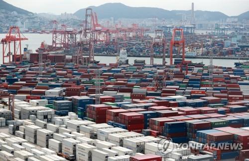 La foto de archivo, tomada el 13 de septiembre de 2022, muestra un montón de contenedores en un puerto de la ciudad suroriental surcoreana de Busan.
