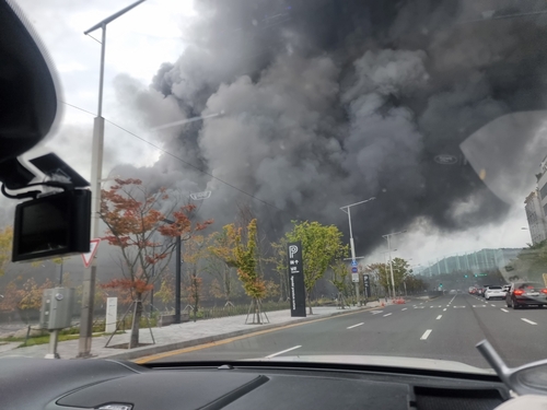 La foto, proporcionada por un lector, muestra un incendio ocurido, el 26 de septiembre de 2022, en el centro comercial Hyundai Premium Outlet, en Daejeon, a 160 kilómetros al sur de Seúl. (Prohibida su reventa y archivo)