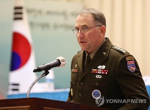 En la foto de archivo, tomada el 13 de noviembre de 2020, se muestra al entonces comandante de las USFK, Robert Abrams, pronunciando un discurso congratulatorio en un foro, en el Monumento Conmemorativo de la Guerra de Corea, en Seúl.