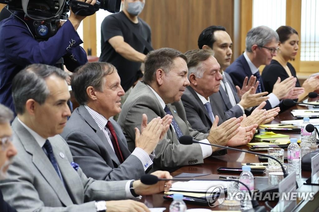 Los embajadores de los países latinoamericanos ante Seúl aplauden durante una reunión con el ministro de Asuntos Exteriores de Corea del Sur, Park Jin, celebrada, el 30 de septiembre de 2022, en la Cancillería, en Seúl. 