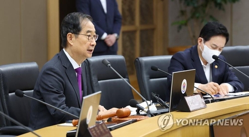 El primer ministro surcoreano, Han Duck-soo (izda.), preside una reunión del Gabinete, el 5 de octubre de 2022, en el complejo gubernamental de Sejong, en el centro de Corea del Sur.