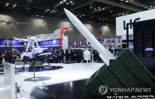 La fotografía de archivo muestran sistemas de armamento surcoreanos en exhibición en la Exposición de Defensa de Corea del Sur 2022, inaugurada, el 21 de septiembre de 2022, en el Centro Internacional de Exhibiciones de Corea del Sur (KINTEX, según sus siglas en inglés), en Goyang, al noroeste de Seúl. 