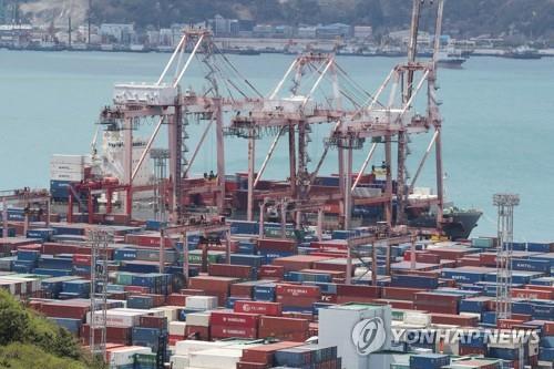 La foto de archivo, tomada el 1 de abril de 2022, muestra un montón de contenedores en un puerto de la ciudad suroriental surcoreana de Busan.