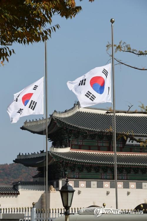 En la imagen se muestra las banderas de Corea del Sur izadas a media asta, el 30 de octubre de 2022, frente al principal complejo gubernamental, en el centro de Seúl, un día después de la mortal avalancha humana, ocurrida en Itaewon, que dejó un saldo de más de 150 muertos y 80 heridos.