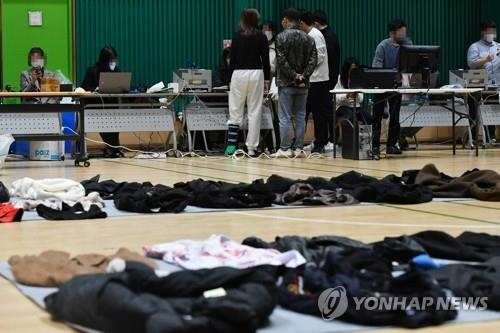 En la fotografía, tomada el 1 de noviembre de 2022, se muestran las pertenencias de las víctimas de la estampida mortal de Itaewon, situadas en un gimnasio bajo techo del distrito de Yongsan, en Seúl.