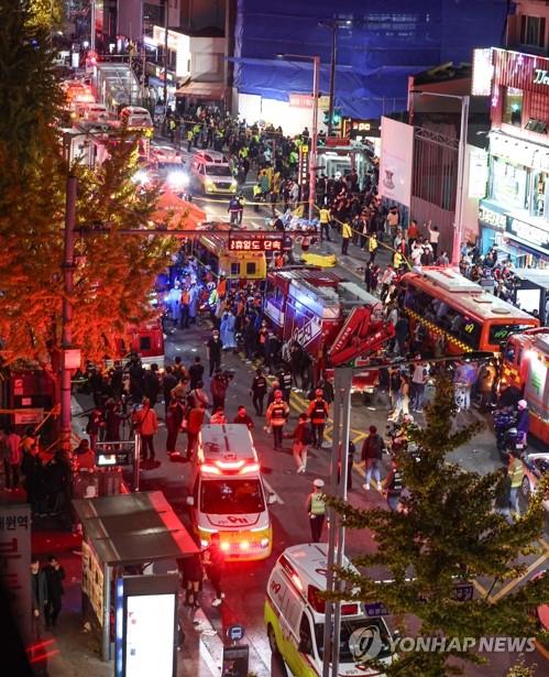 El 30 de octubre de 2022, los socorristas trasladan a las personas heridas por la estampida humana en el barrio de Itaewon, en Seúl.