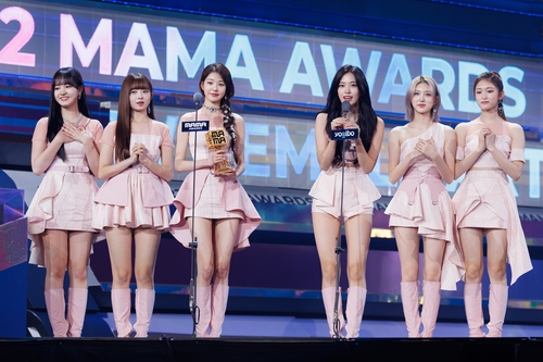 La foto, proporcionada por el canal de música por cable surcoreano Mnet, muestra al grupo femenino de K-pop Ive durante la segunda noche de la ceremonia de los Premios MAMA 2022, celebrada, el 30 de noviembre de 2022, en Osaka, Japón. (Prohibida su reventa y archivo)