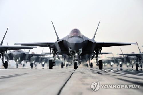 (AMPLIACIÓN) Corea del Sur y EE. UU. realizan un ejercicio aéreo conjunto con un bombardero B-52H y cazas F-22 estadounidenses