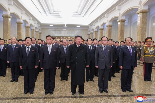 El líder norcoreano visita el mausoleo de su difunto padre