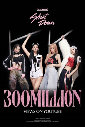 La imagen, proporcionada por YG Entertainment, muestra un póster del grupo femenino de K-pop BLACKPINK que celebra los 300 millones de visualizaciones del vídeo musical de "Shut Down", alcanzados el 3 de enero de 2022, en YouTube. (Prohibida su reventa y archivo)