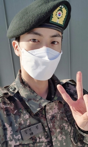 Jin de BTS completa el entrenamiento militar básico