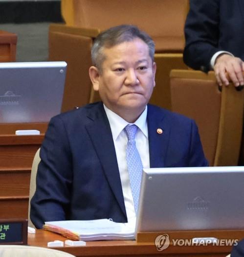 La foto muestra al ministro del Interior y Seguridad surcoreano, Lee Sang-min, durante una sesión plenaria, celebrada, el 6 de febrero de 2023, en la Asamblea Nacional, en Seúl.